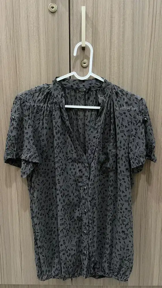 GUESS Baju / Atasan Size S (100% Original)
