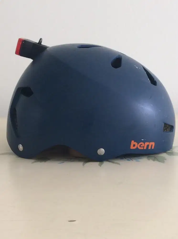 Helm Sepeda BERN + Lampu BERN