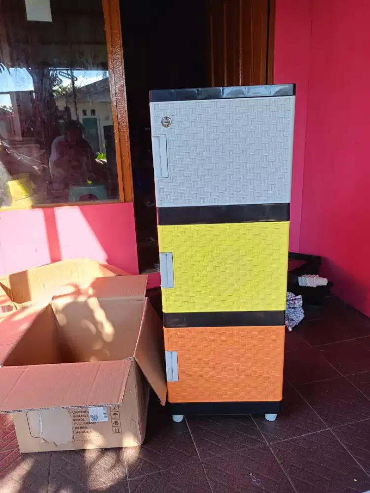 Lemari Plastik minimalis