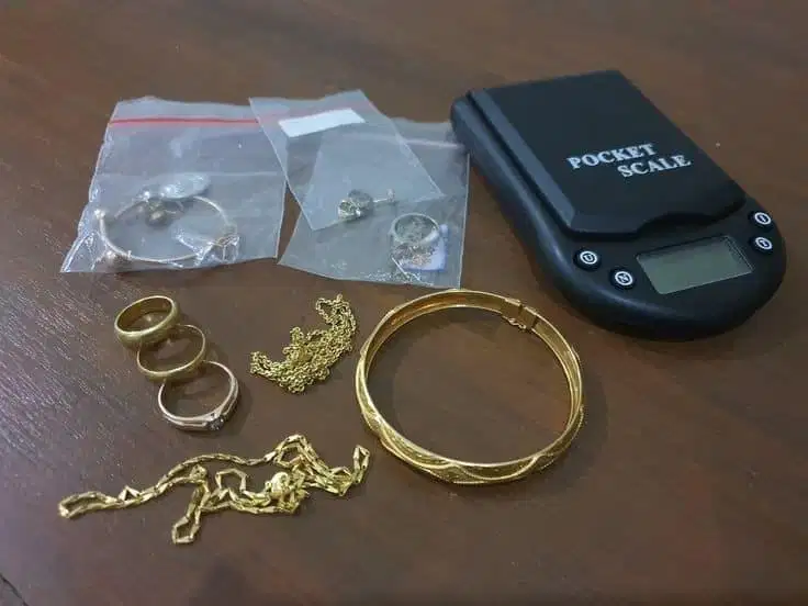 Terima jual beli emas dan berlian tanpa surat dengan harga tinggi.