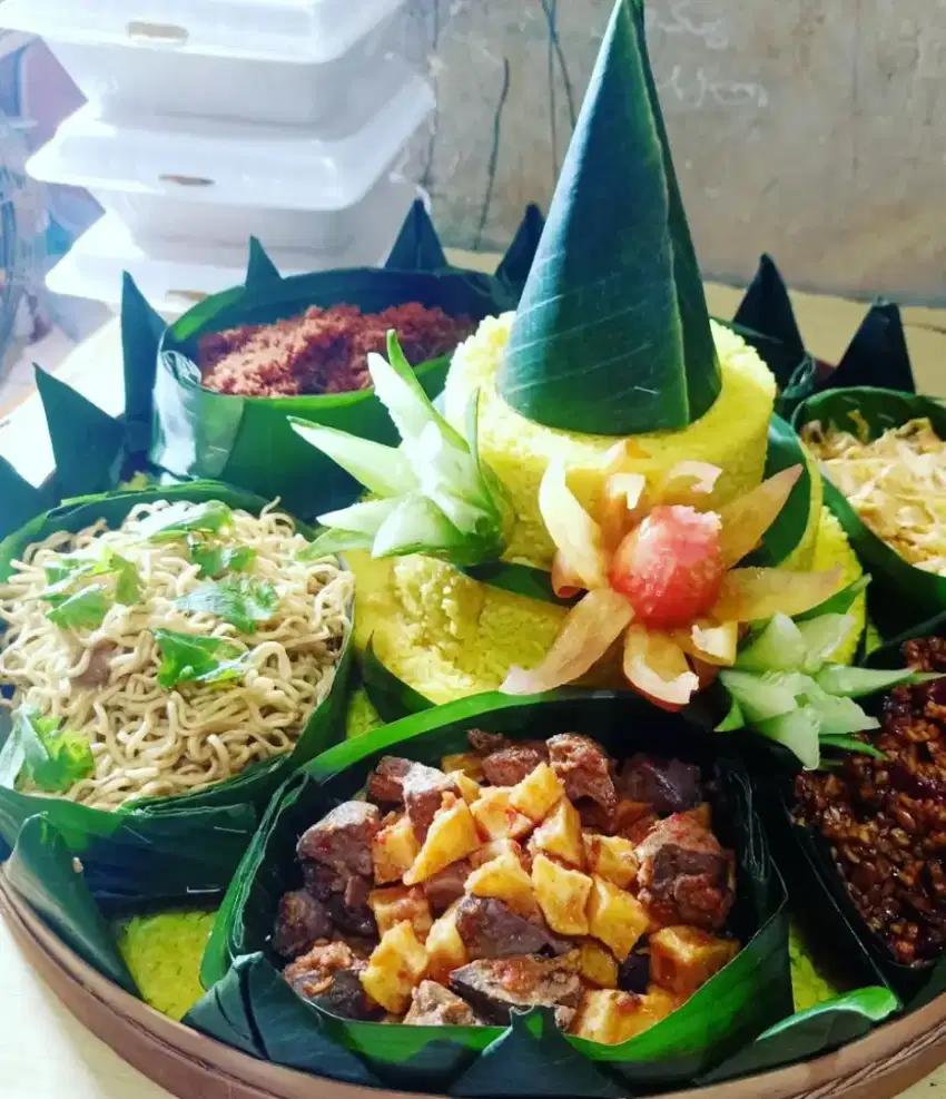 Tumpeng nasi kuning