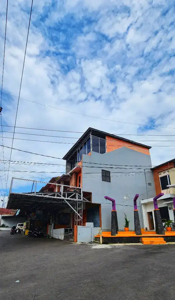 JUAL MURAH RUKO DIGARUT TIGA LANTAI HOOK & STRATEGIS DEKAT PUSAT KOTA