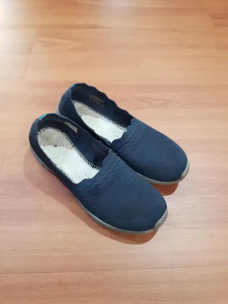 Sepatu Skechers warna navy blue size 36