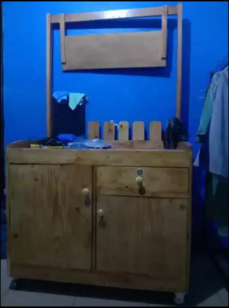 Gerobak jualan es atau etalase