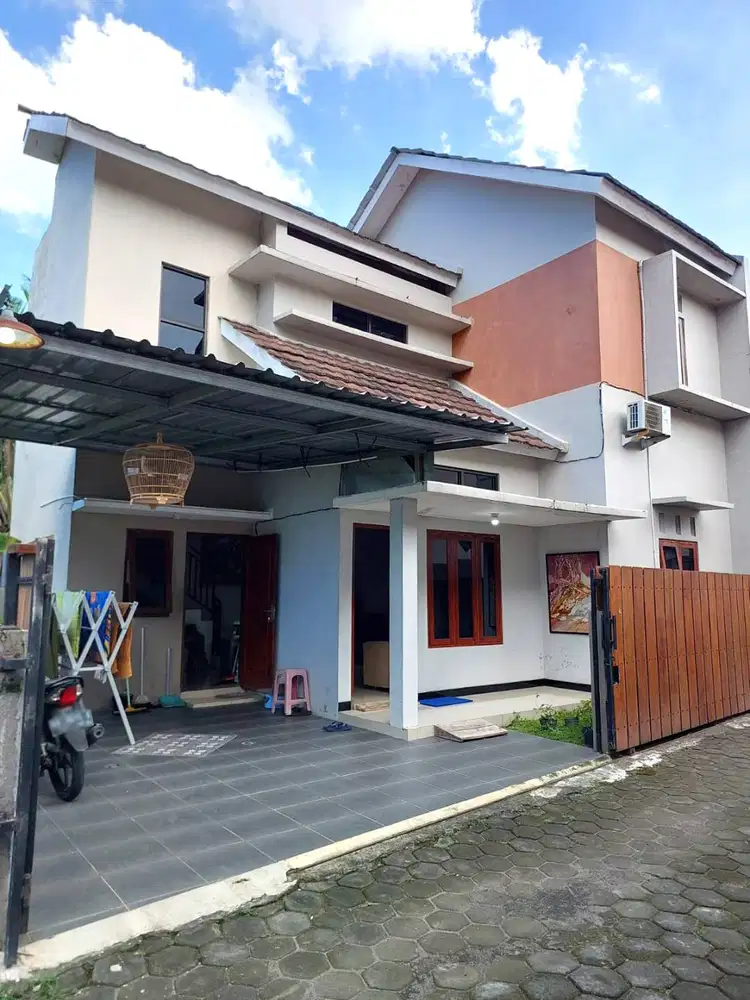 Rumah 2 Lantai Halaman Luas dekat Jalan Gito Gati