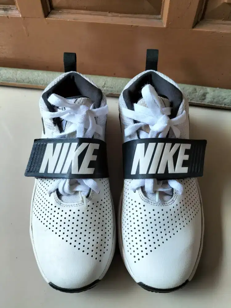Di Jual Sepatu Nike Team Hustle D8 Original