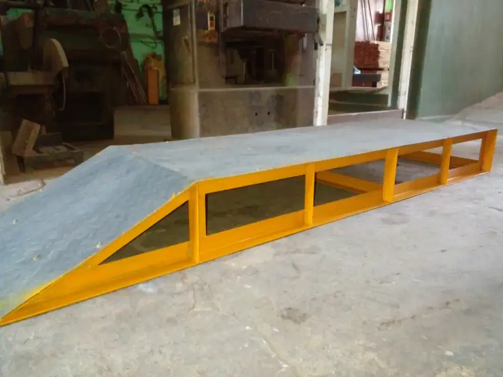 Peninggi untuk mencuci sepeda motor