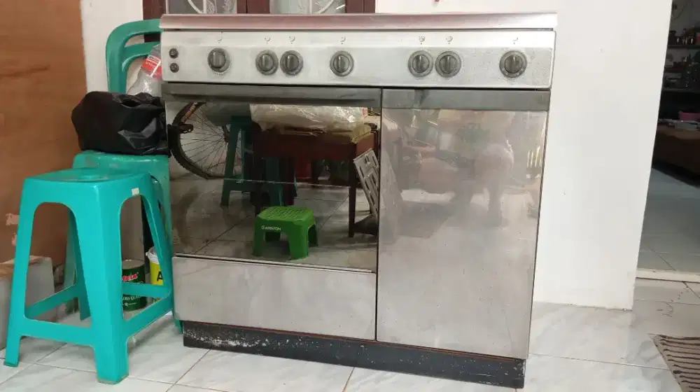 Kompor Freestanding Ariston