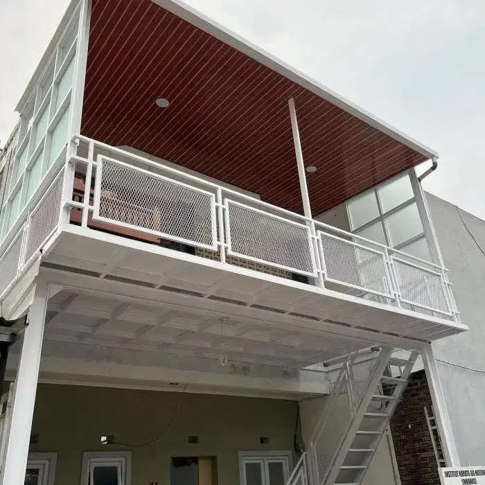 Kanopi balkon. Mezzanine outdoor