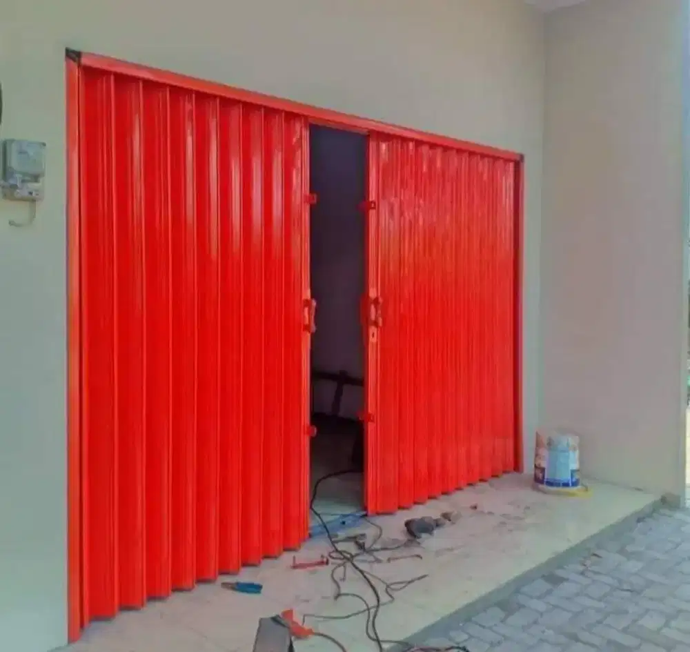 Folding gate roling door