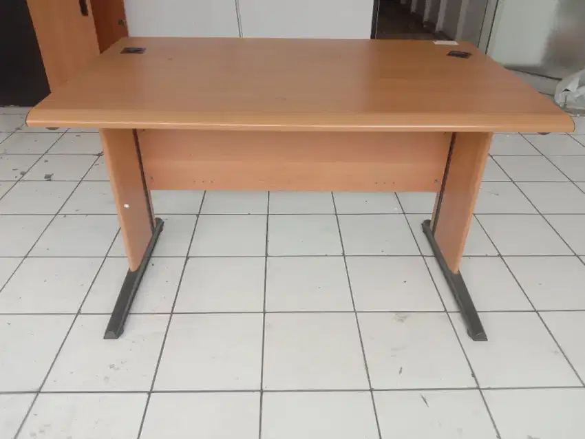 Meja kantor kerja minimalis