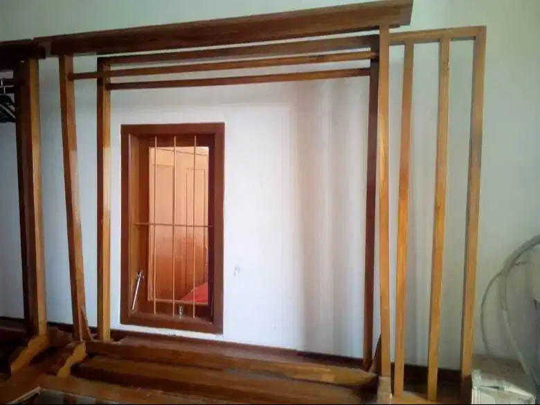 Gantungan baju untuk toko atau persewaan