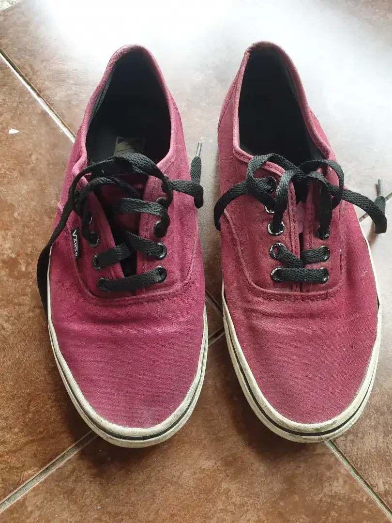 Sepatu vans authentic maroon