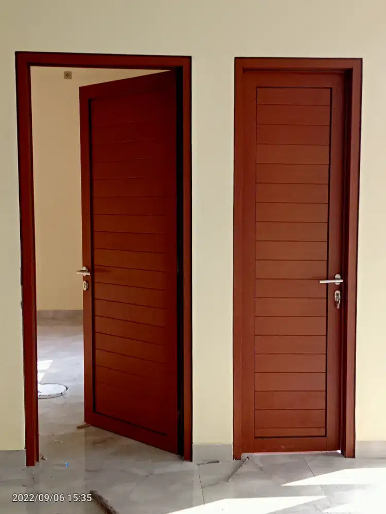 Pintu aluminium motif urat kayu,