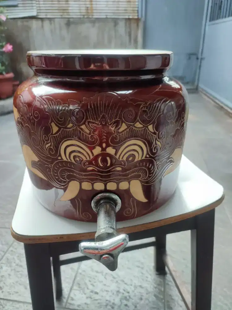 Guci tempat galon air minum