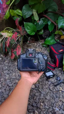 Dslr Canon 700d lensa kit 18-55mm is stm