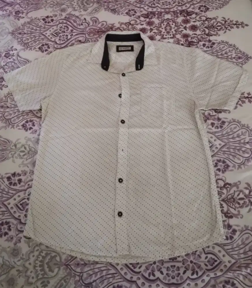 Di jual kemeja tgn pendek merk : Nevada uk : L