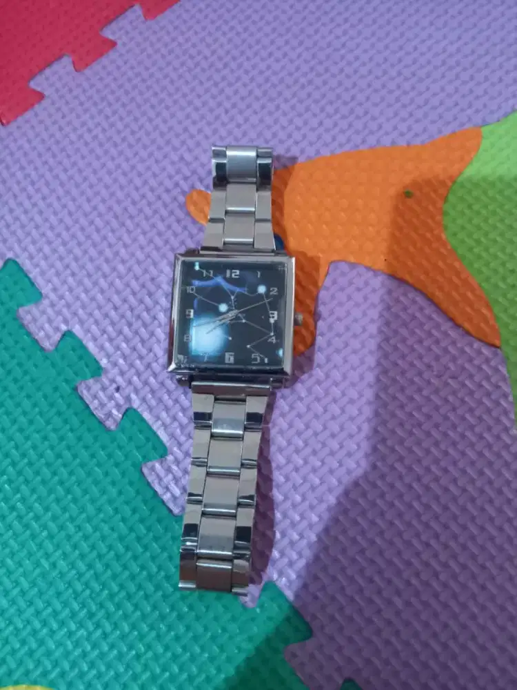 Di jual  jam  tangan  dari  bkk.  Bahan  stainless.