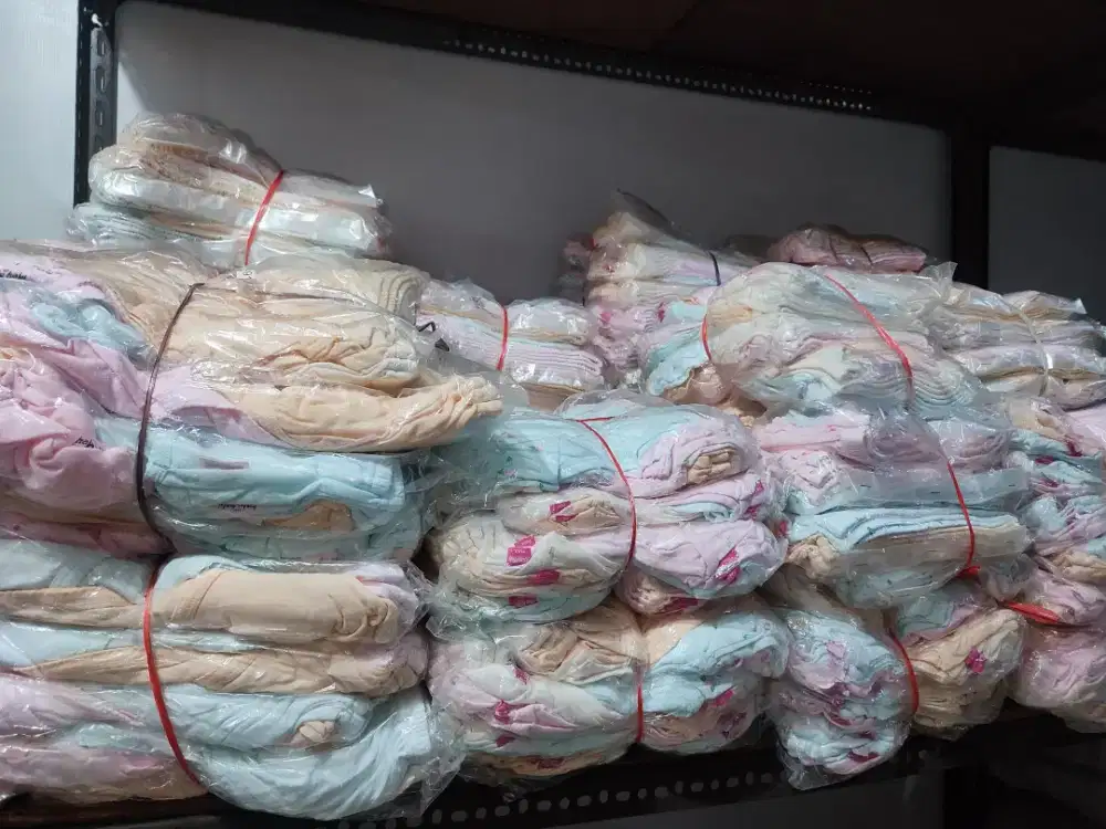 Borongan grosir besar-besaran. Baju dan perlengkapan bayi dan anak