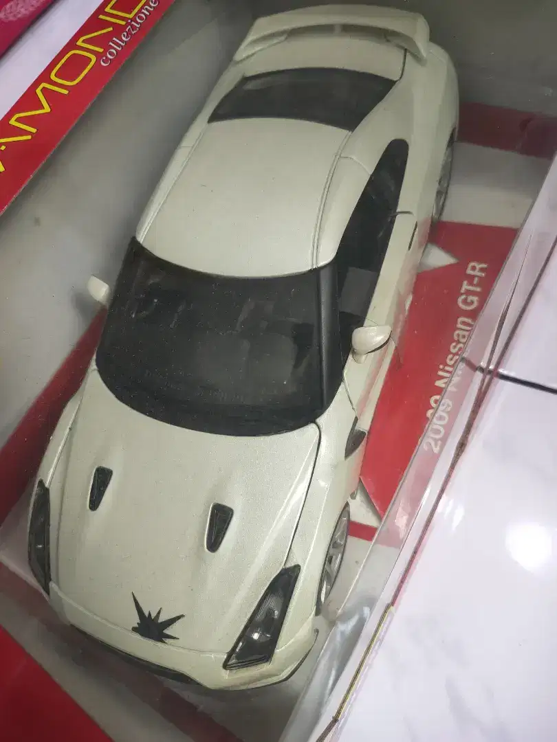 Minatur Nissan GTR R35 skala 1/18 warna putih doff