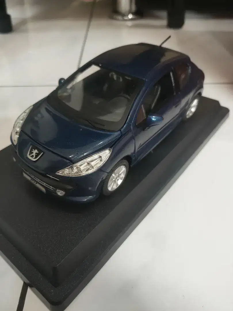 Miniatur mobil Peugeot 207 model 2 pintu limited