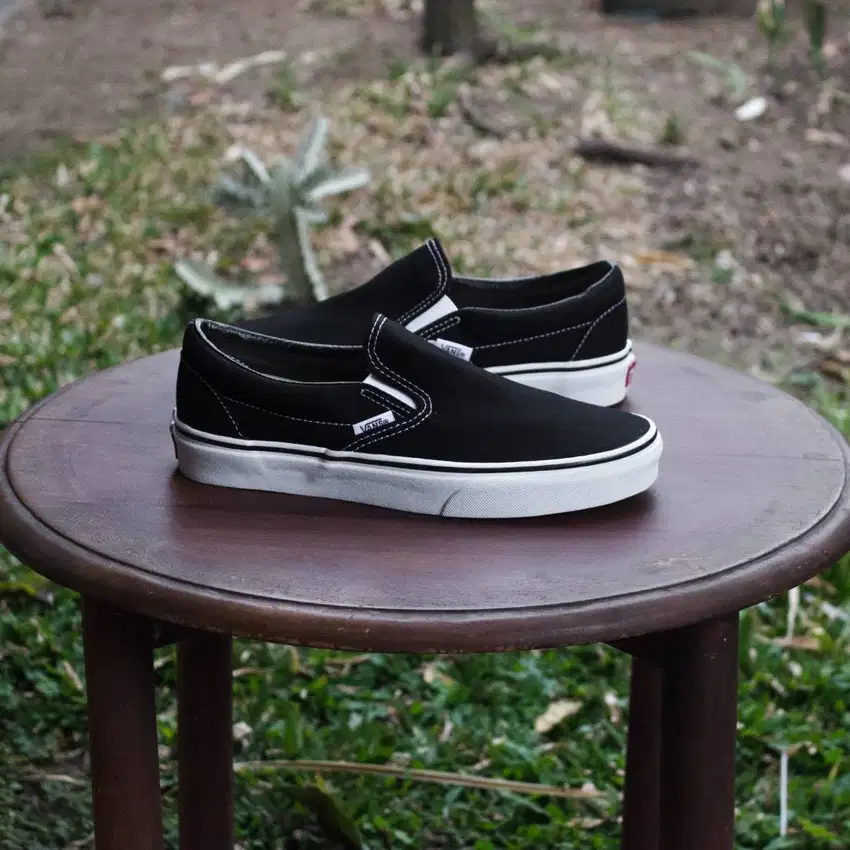 Sepatu Sneakers Wanita Vans Slip On Black White Classic Original Resmi