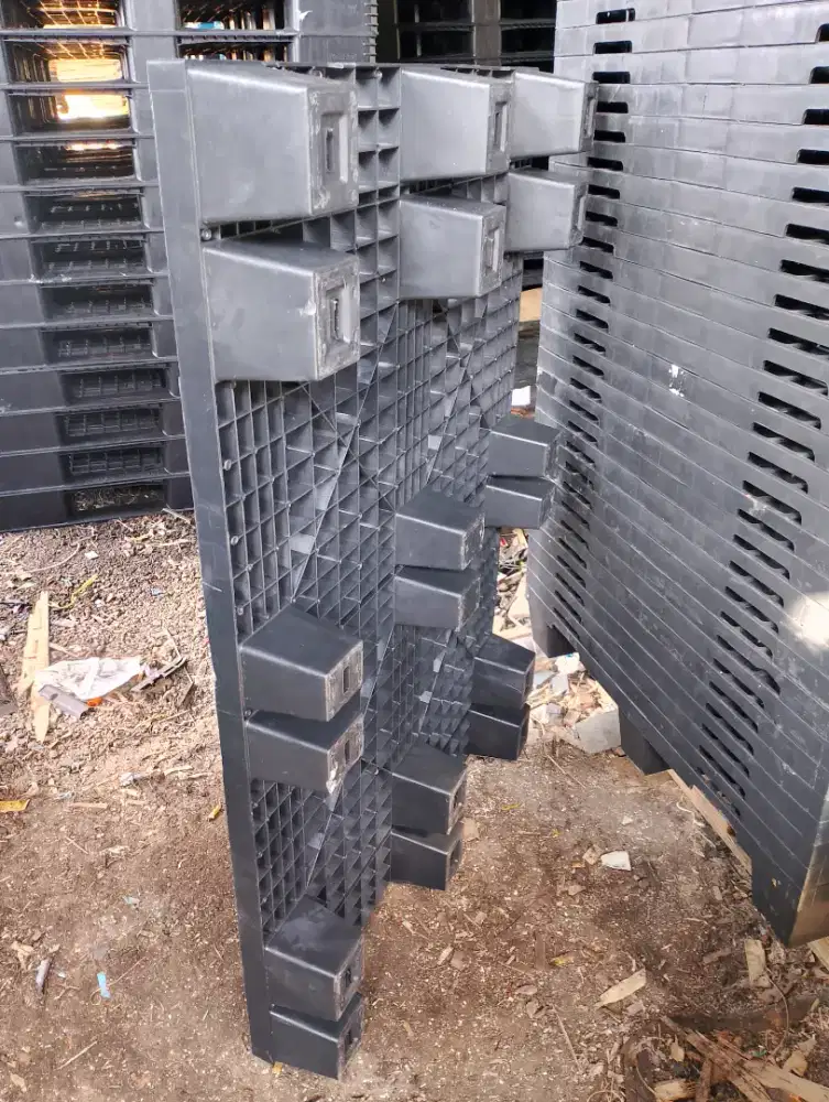 Palet plastik bermacam ukuran