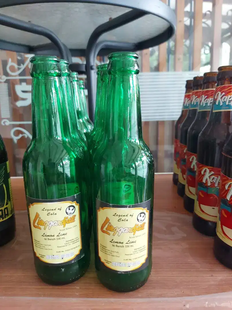 Botol beling antik bekas untuk hiasan kafe -Linggardjati lemon lime