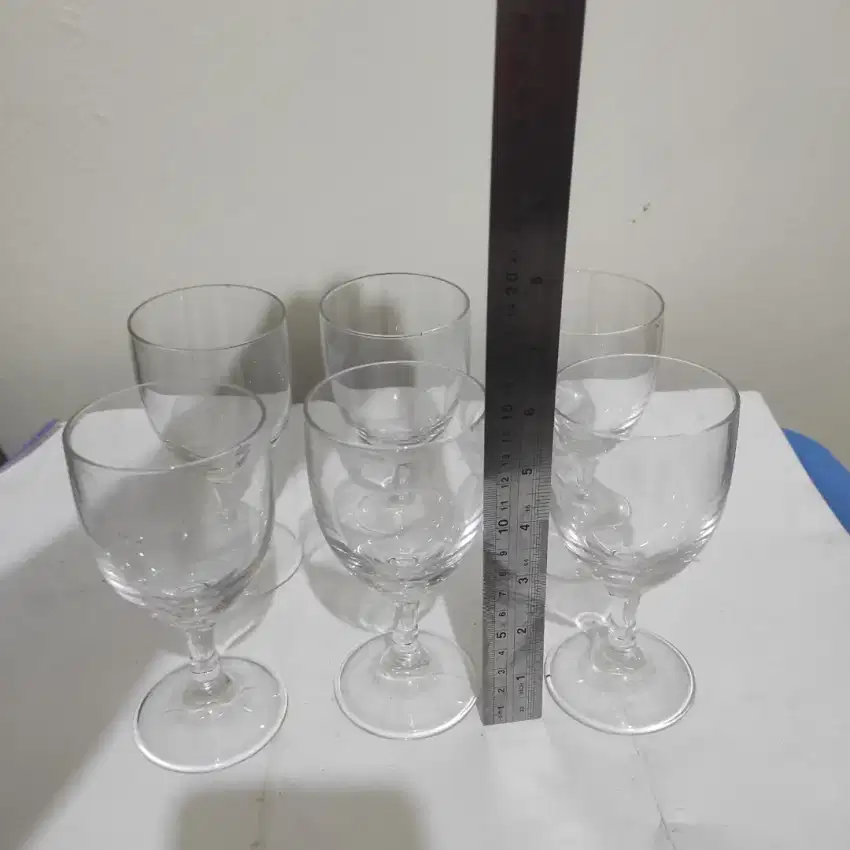 Gelas wine masih Baru Bagus total ada 12 gelas