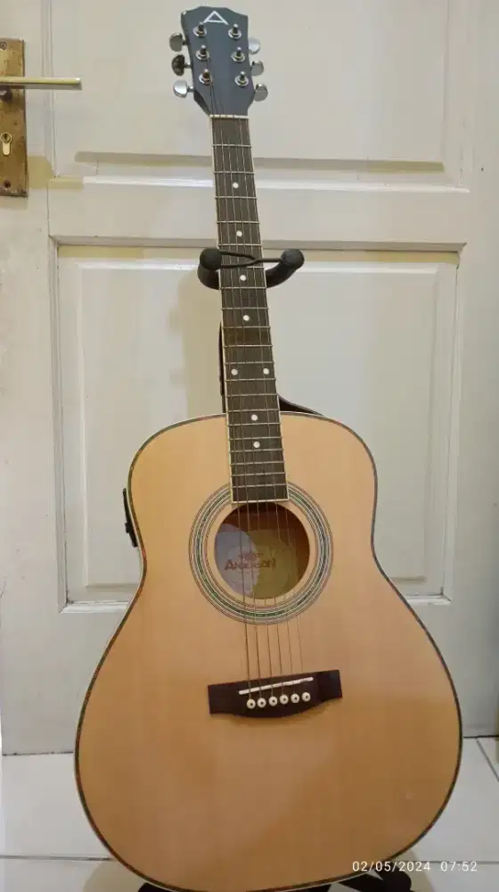 Gitar AKUSTIK Merek ANDERSON.