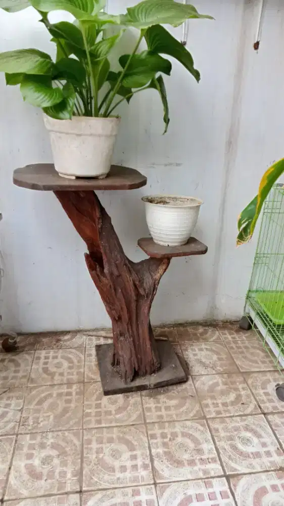 Meja kayu pot bunga