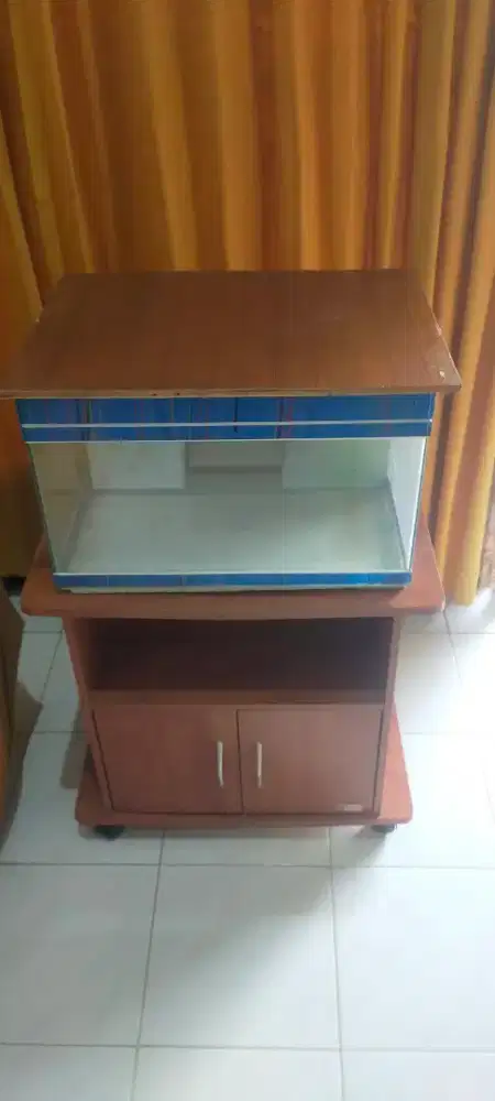 Aquarium dan mejanya