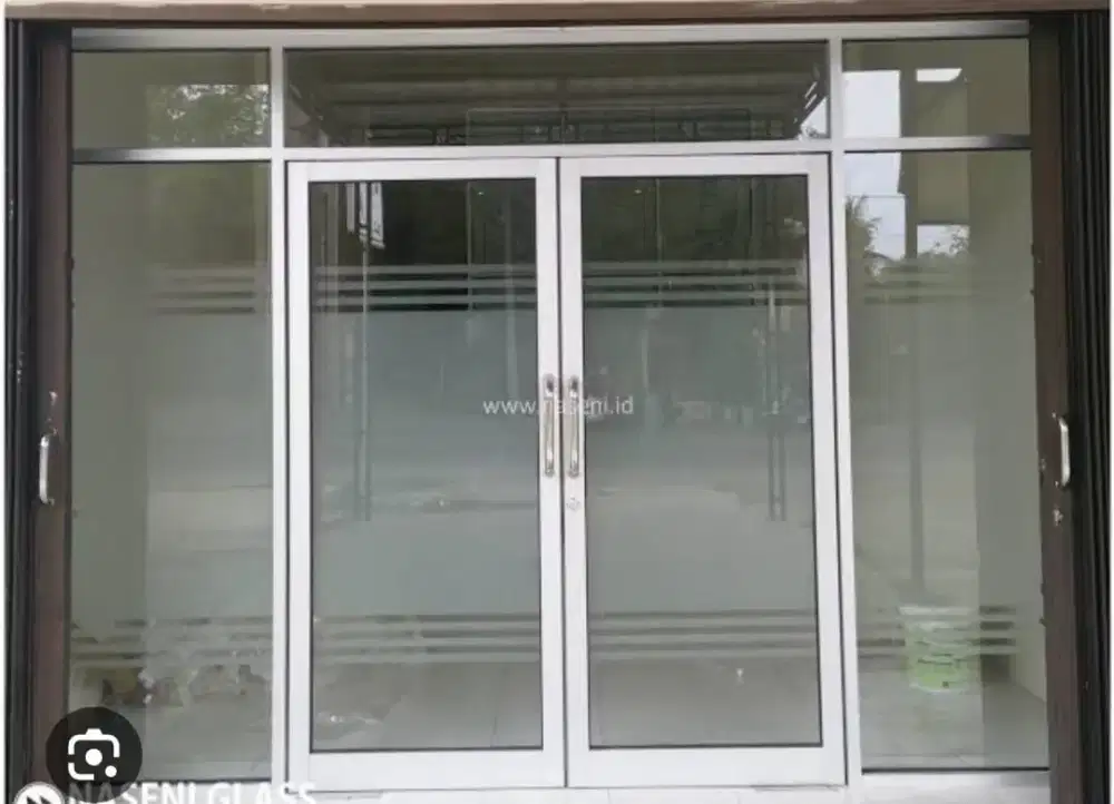 Kusen aluminium dan partisi kaca