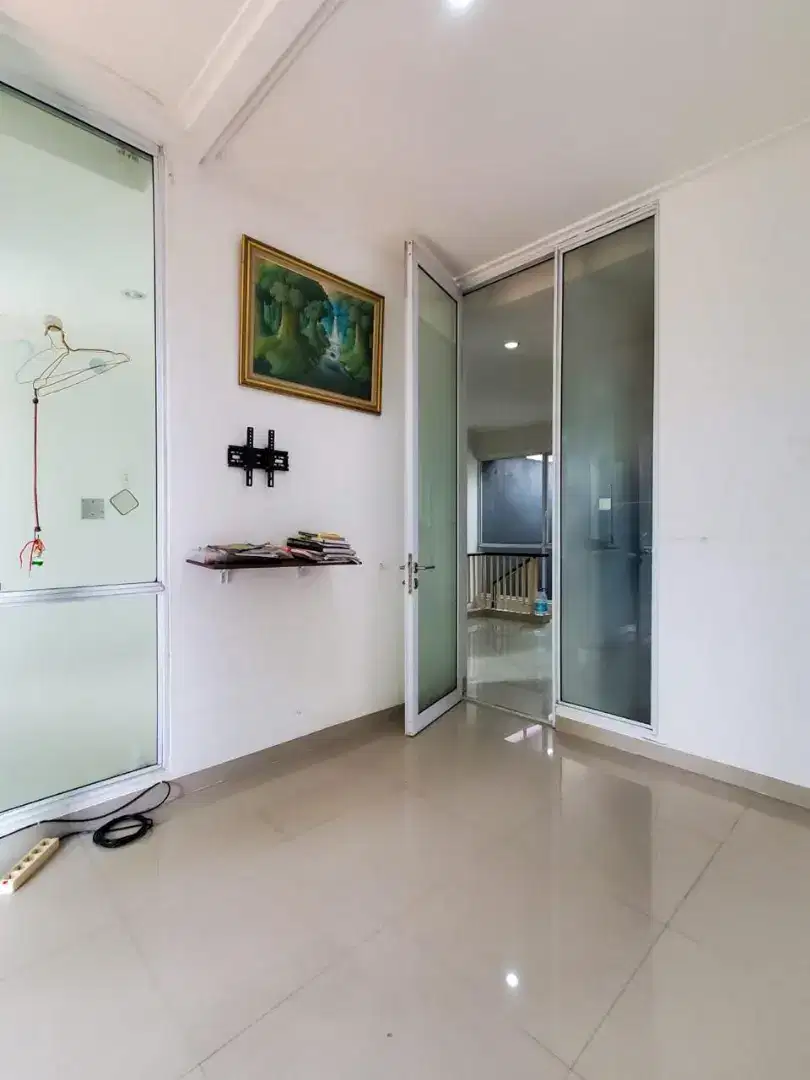 Dijual Rumah Hoek Cozy greeny area Discovery Bintaro