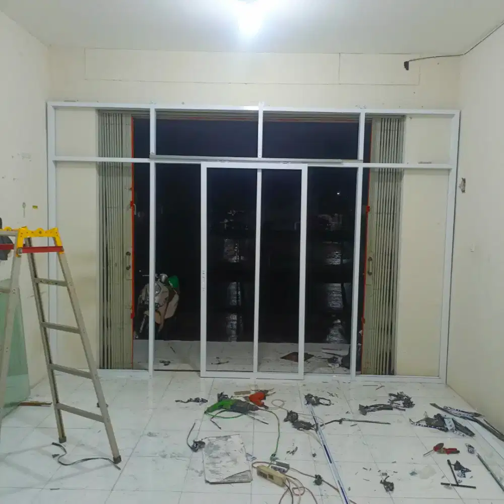 Pintu kaca dan kusen aluminium