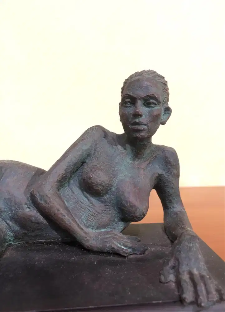 Patung Perempuan Tembaga Antik