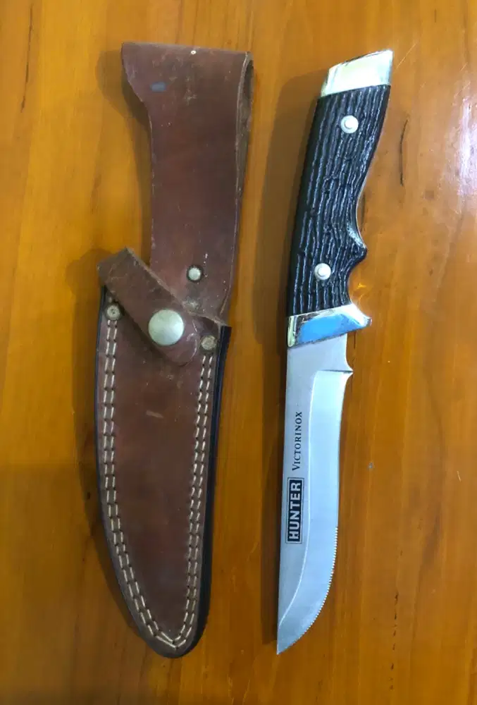 Pisau belati Hunter Victorinox