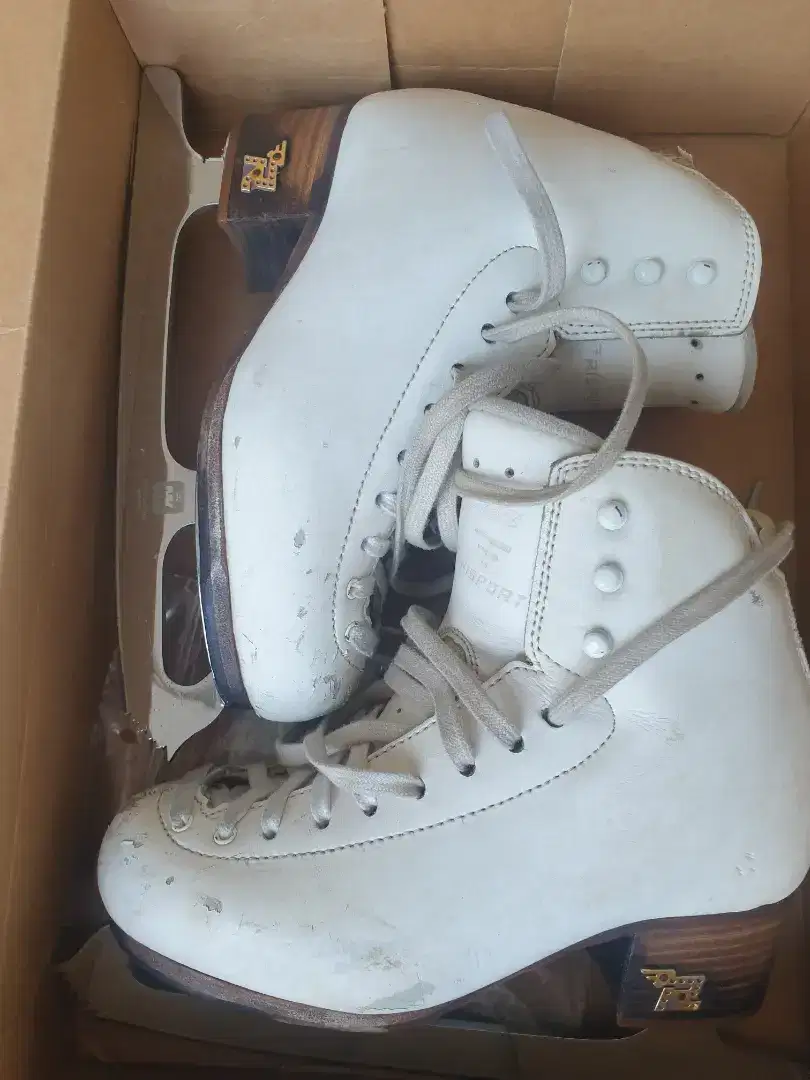 Sepatu Figure Ice Skating