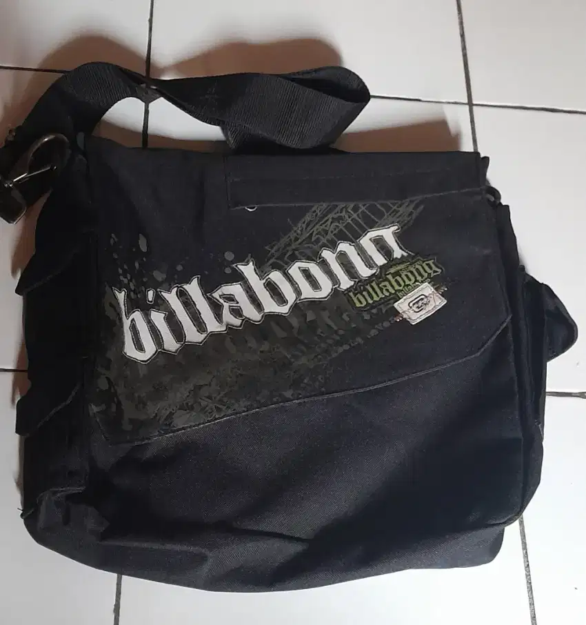 Tas Selempang BILLABONG model Messenger