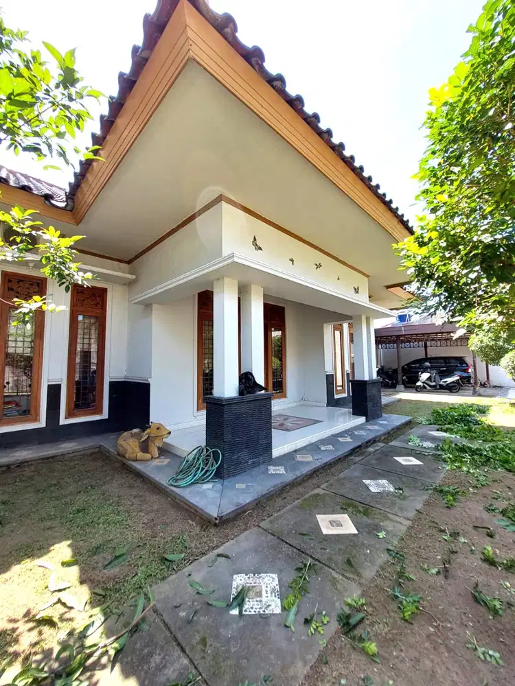 Rumah Mewah Halaman Luas dekat Jalan Kaliurang