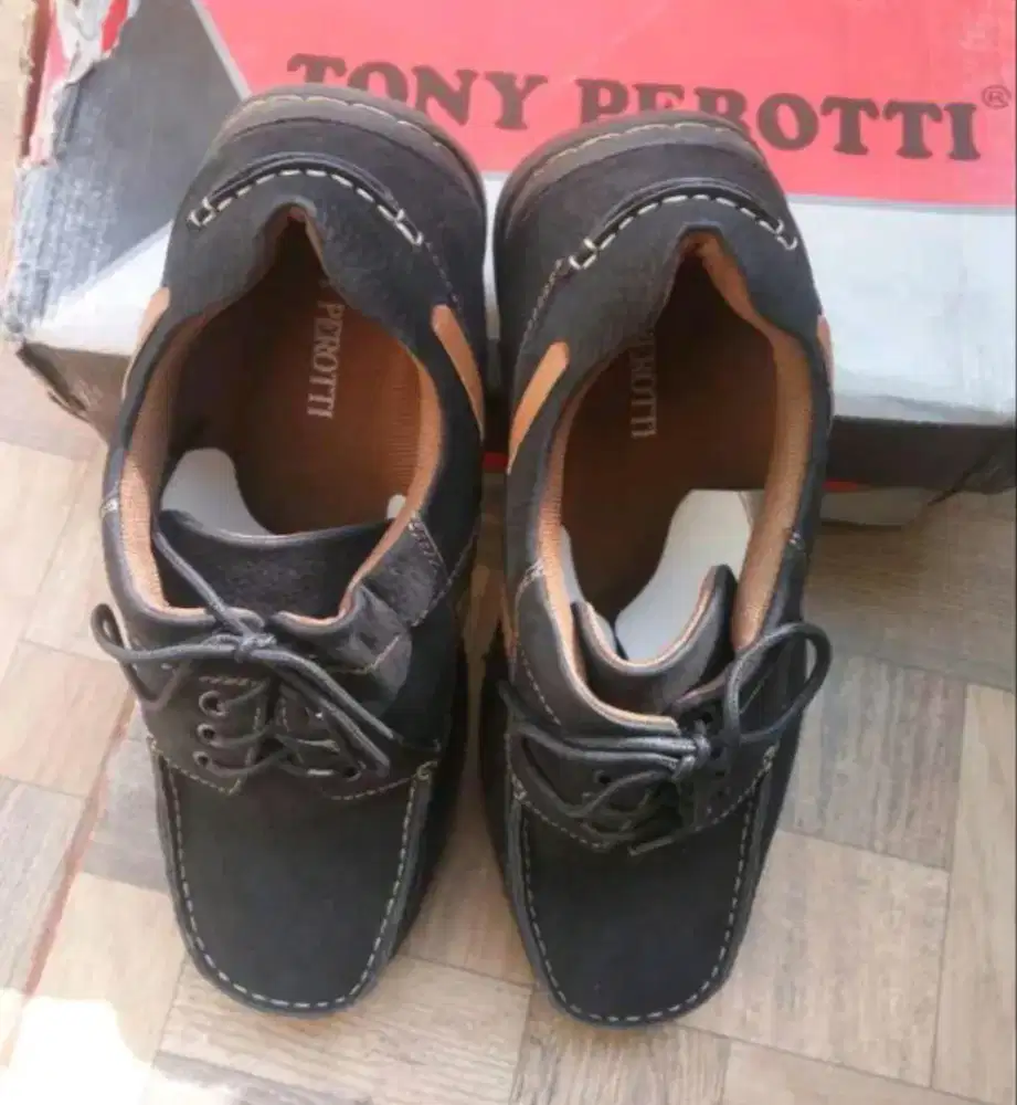 Sepatu Second Rasa Baru