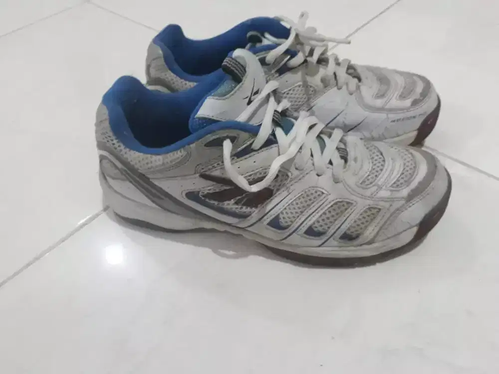 Sepatu olahraga merk Spotec uk 39