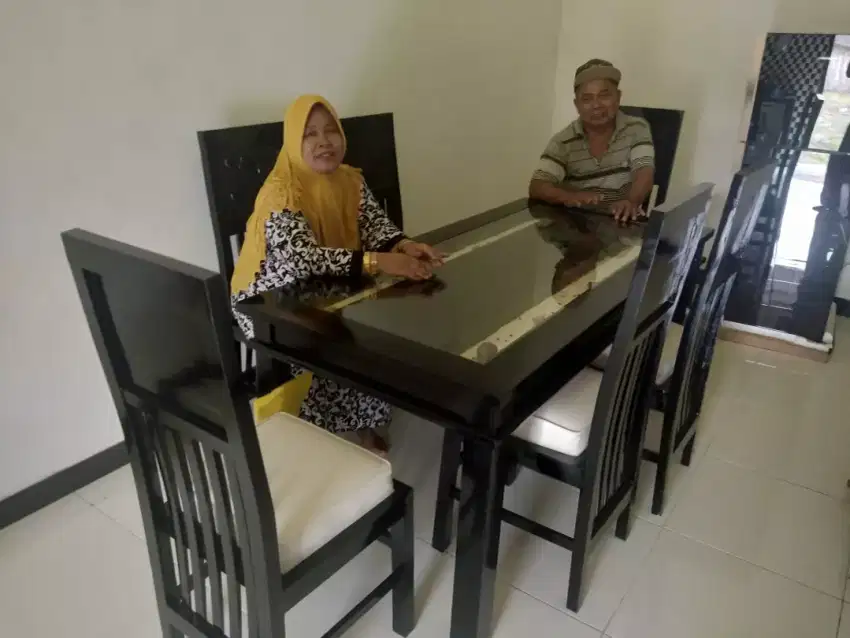 Meja makan jati