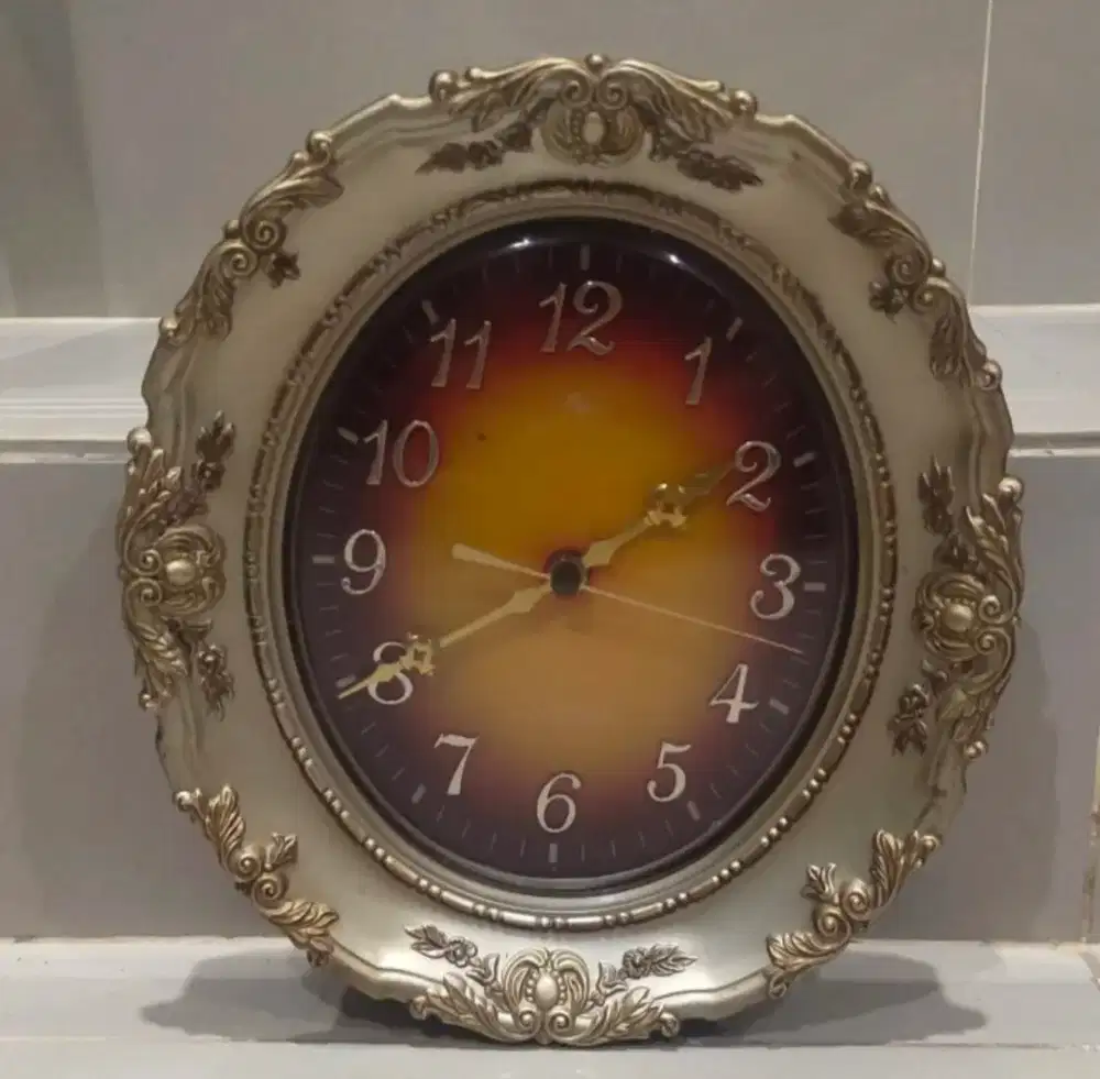 Jam Dinding Vintage SILICON Clock