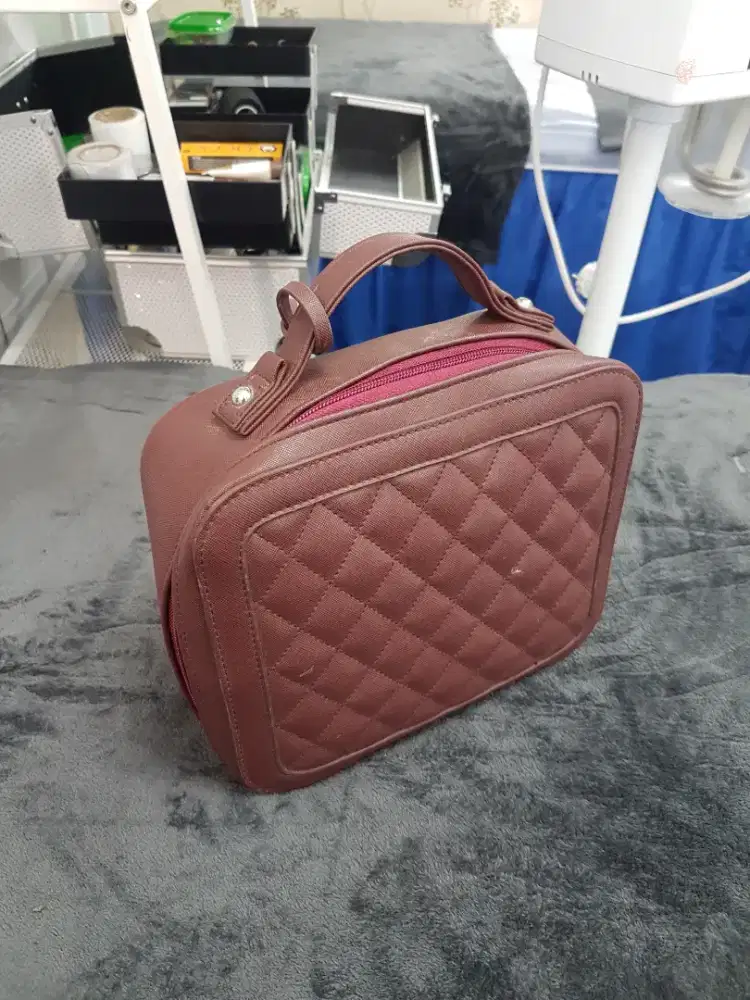 Tas kosmetik wanita warna merah maroon