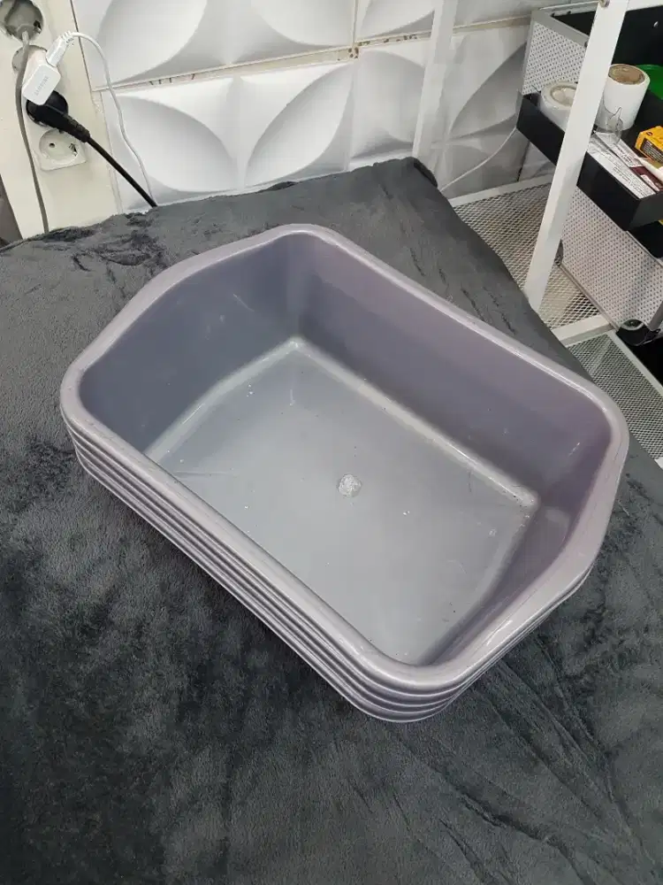 Baskom atau ember plastik warna abu kuat
