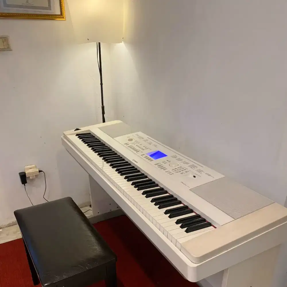 Yamaha DGX 650 White Digital Piano Clavinova Arius Keyboard