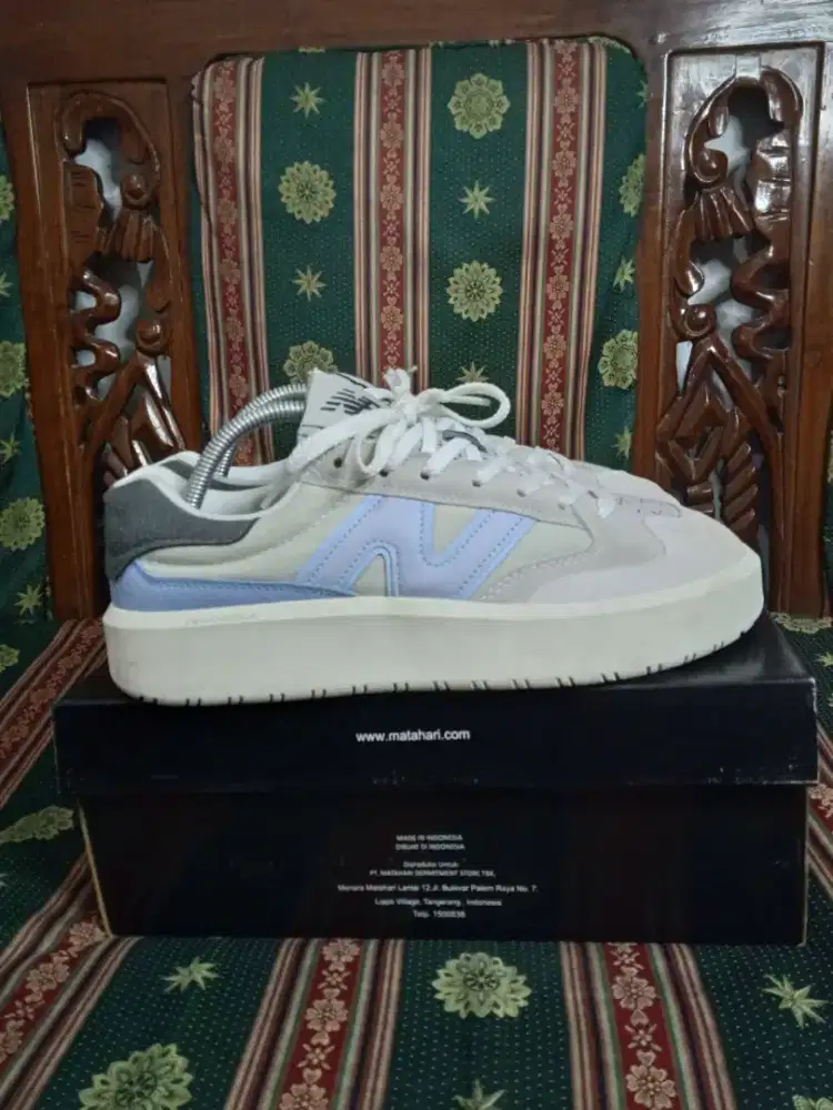 Sepatu sneakers New balance ct302 size 42 like new