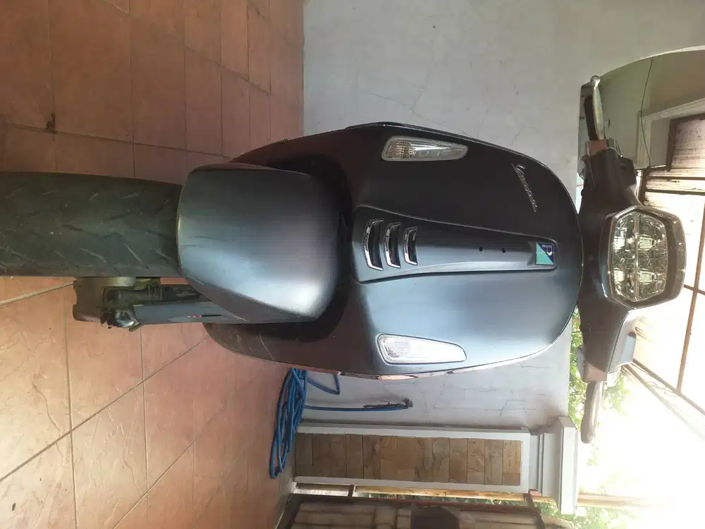 dijual  vespa sprint tahun 2021 warna abu abu km 17000