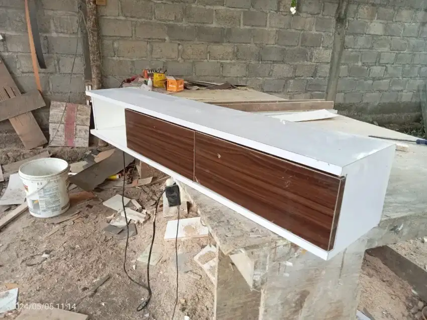 Meja rak tv gantung